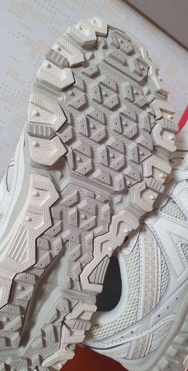 뉴발란스 410v5 트레일 베이지 235사이즈 판매 상품이미지5