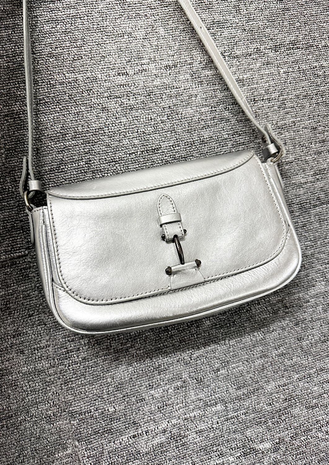루에브르 삭드벨로 실버 숄더백  상품이미지8