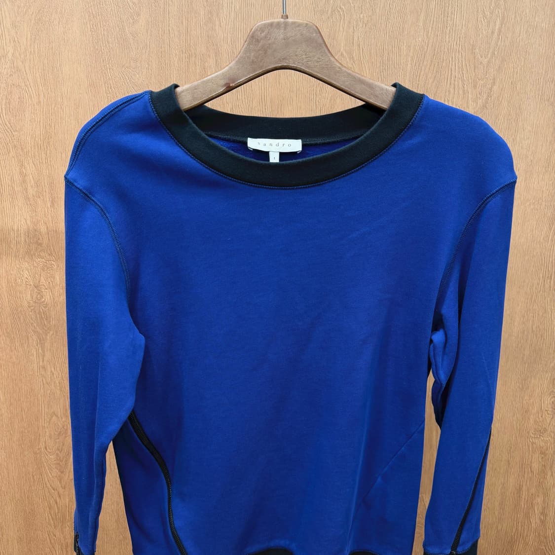 산드로 라운드넥 긴팔 맨투맨 블랙 배색 사이드 비대칭 지퍼 디테일 블루 상품이미지4