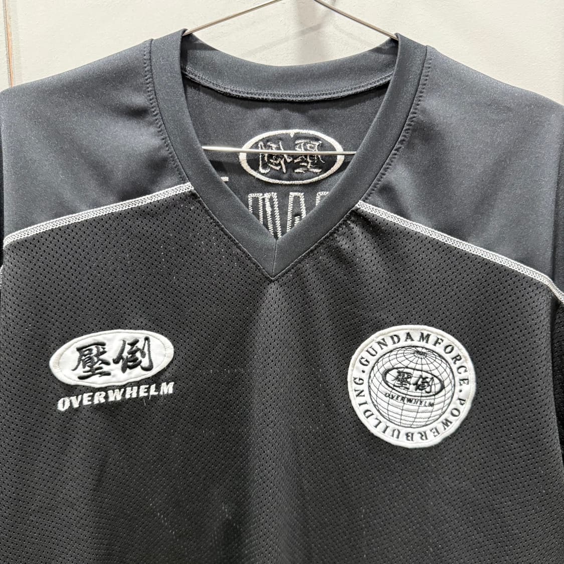 M 압도 오버헬름 건담포스 브이넥 반팔 티셔츠 블랙  상품이미지3