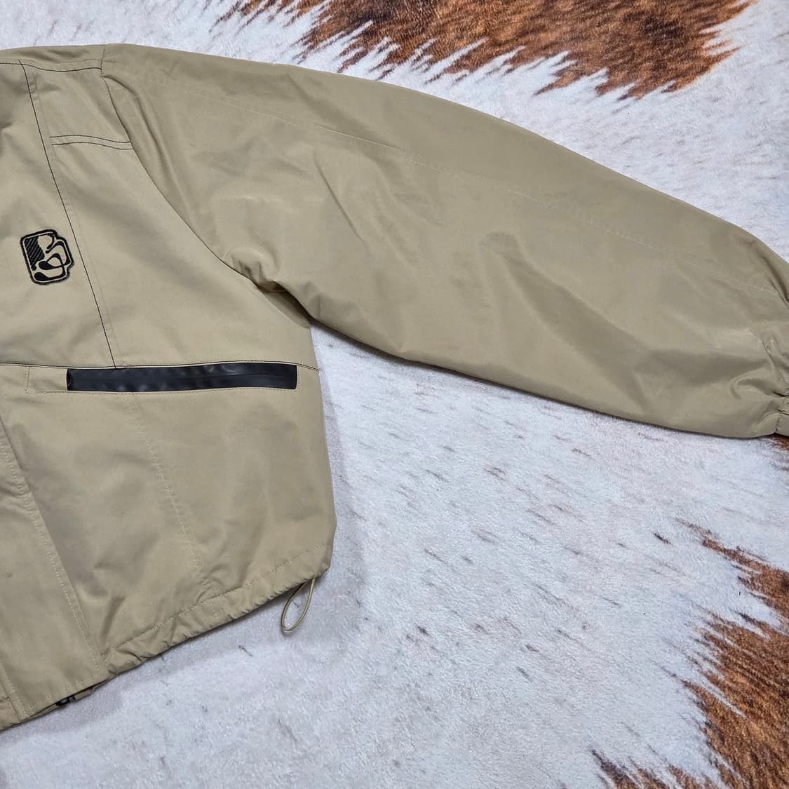 베이지 절개 디테일 크롭 바람막이 자켓 상품이미지3