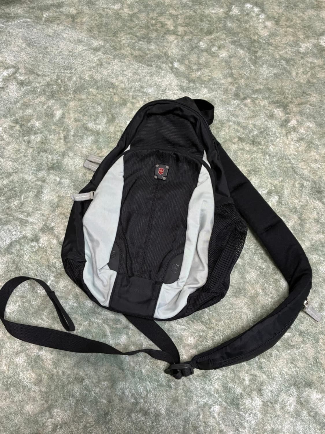 급처 빈티지 빅토리녹스 크로스백 슬링백 끈 방향 조절 가능 상품이미지1