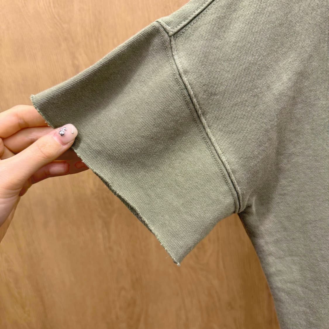 캘빈클라인 진스 크롭 반팔 맨두맨 CK 로고 프린트 디테일 카키 상품이미지6