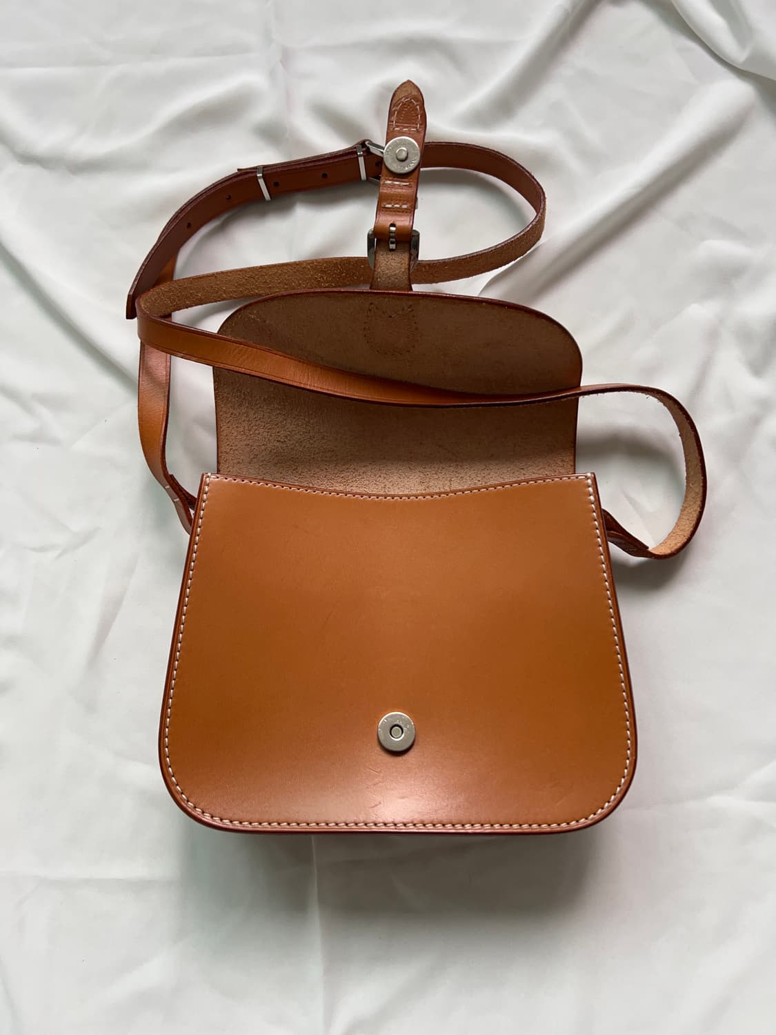 Courreges 꾸레쥬 가죽 크로스백 카라멜 상품이미지8