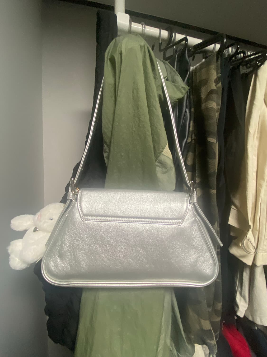 Themuseumvisitor silver bag 판매합니다!!! 상품이미지3