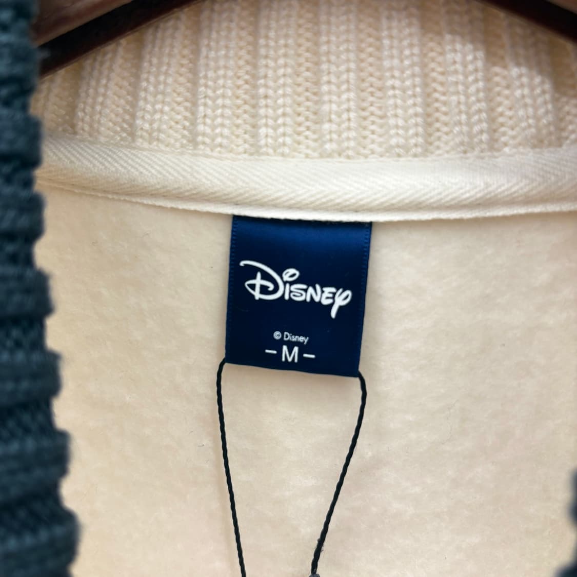 디즈니 니트 집업 캐릭터 프린팅 배색 카라 사선 포켓 디테일 화이트 상품이미지7