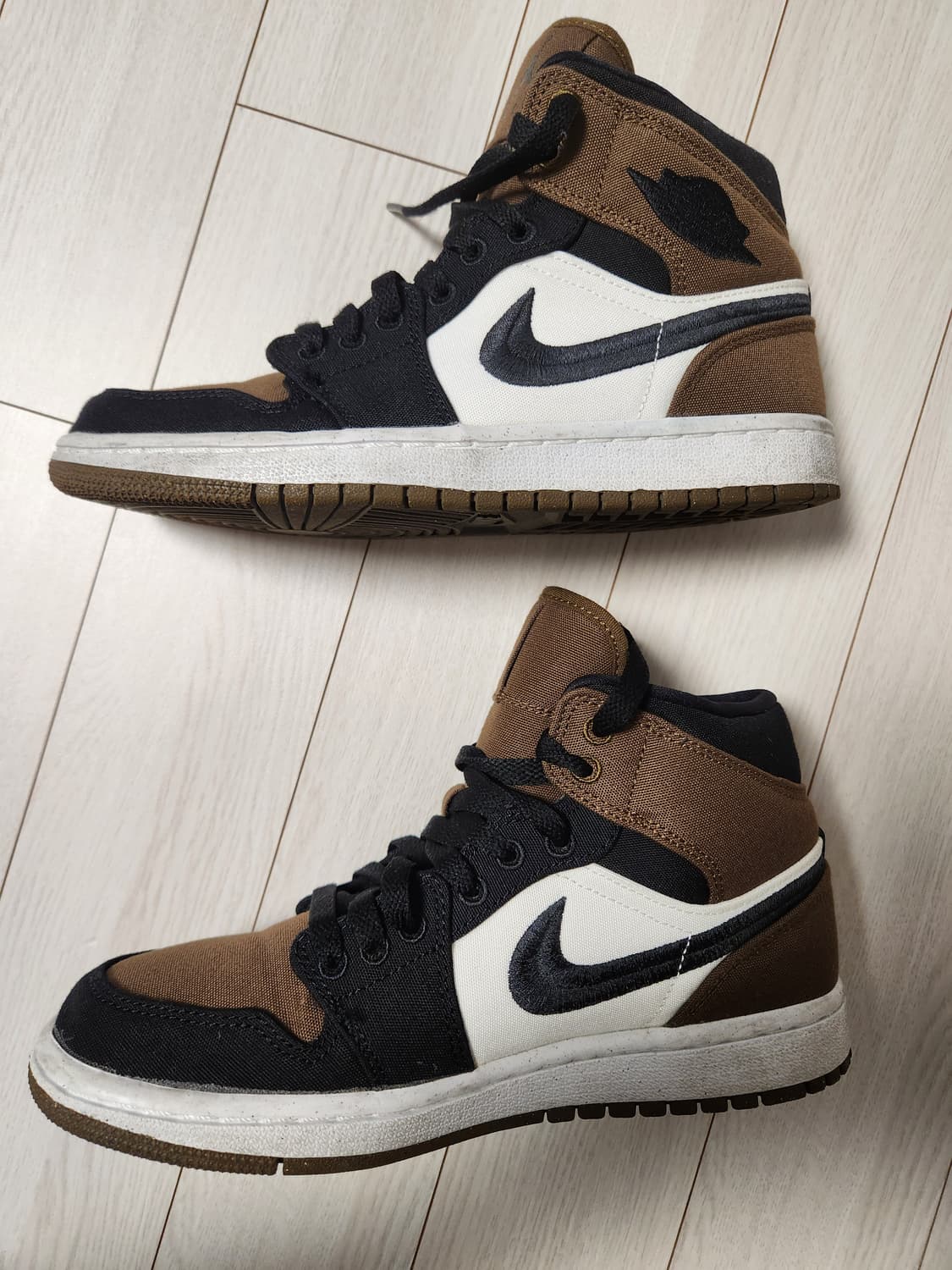 나이키 농구화 조던 1 미드 올리브 토 사이즈240

아웃솔 흰부분 생활 상품이미지2