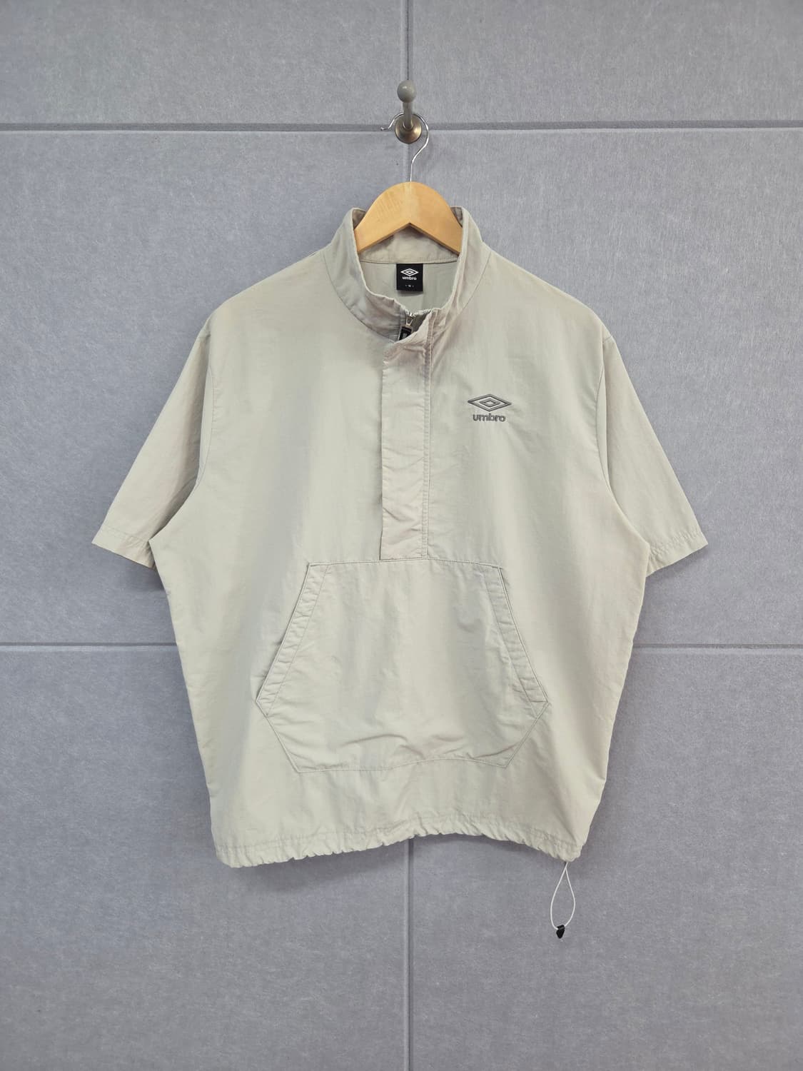 엄브로(UMBRO) 우븐 하프집업 반팔 아노락 상품이미지1