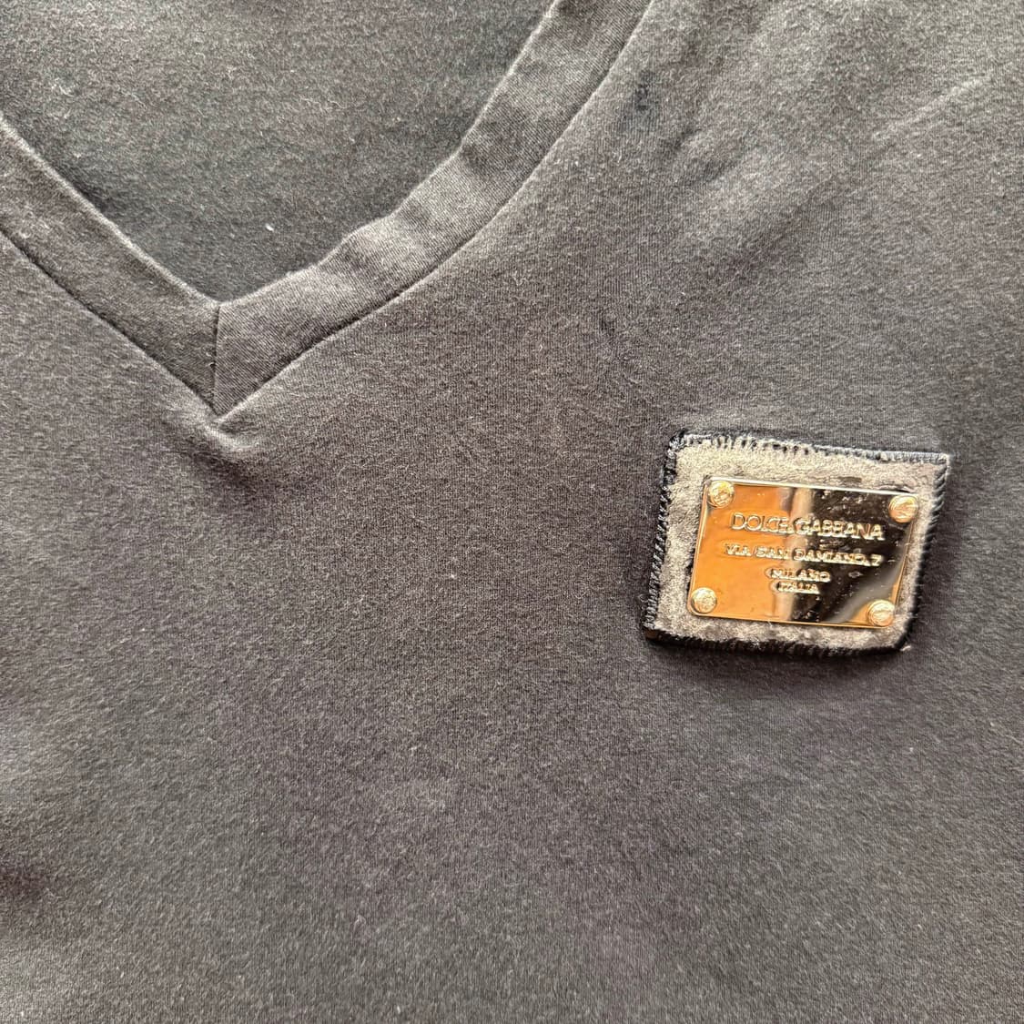 돌체앤가바나 브이넥 반팔 티셔츠 메탈 로고 패치 디테일 블랙 상품이미지6