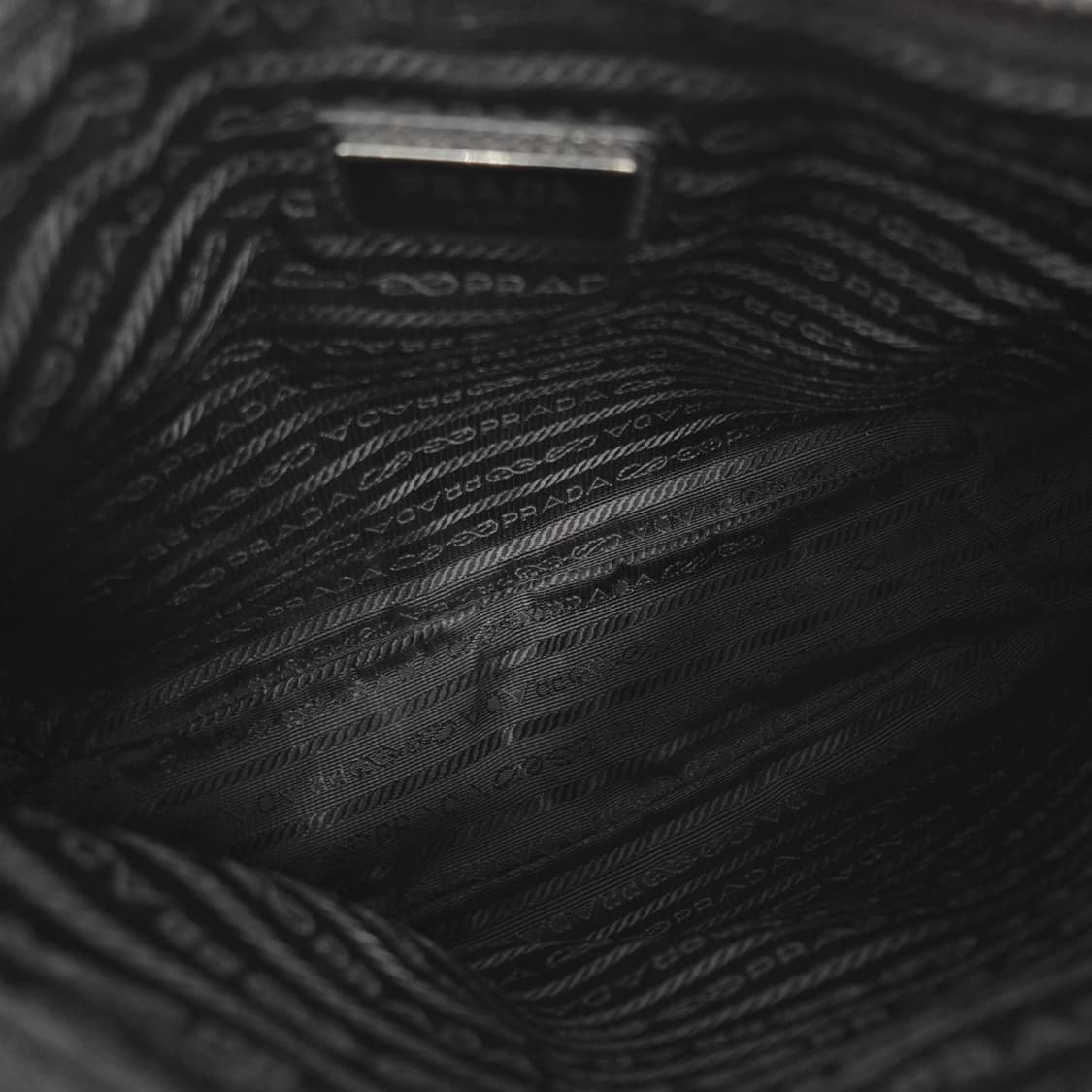 프라다 삼각로고 리나일론 사피아노 크로스백 블랙 (2VH113) 상품이미지10
