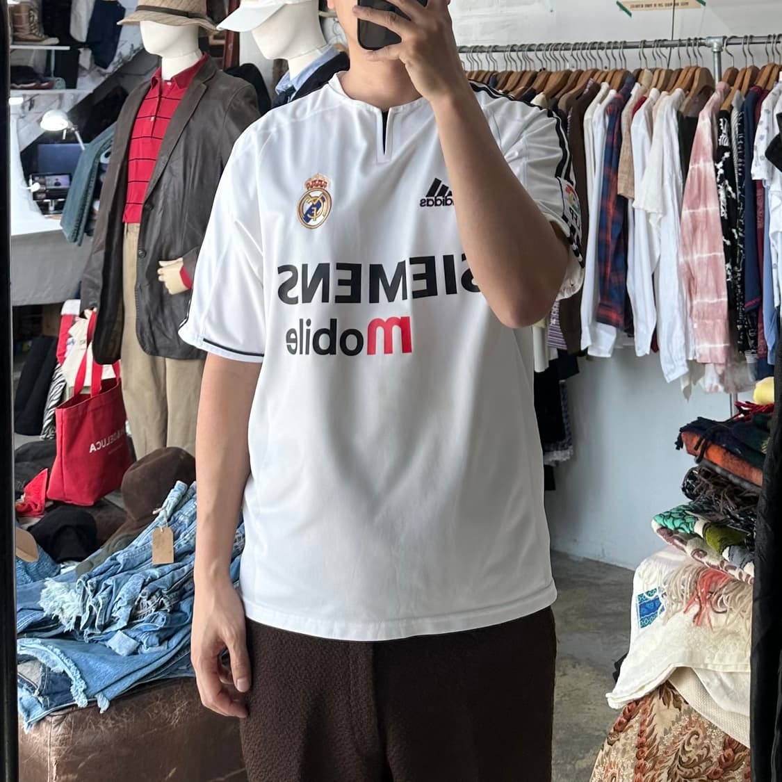 (착용컷) 아디다스 03~04 레알 마드리드 베컴 유니폼 상의 (M) 상품이미지3