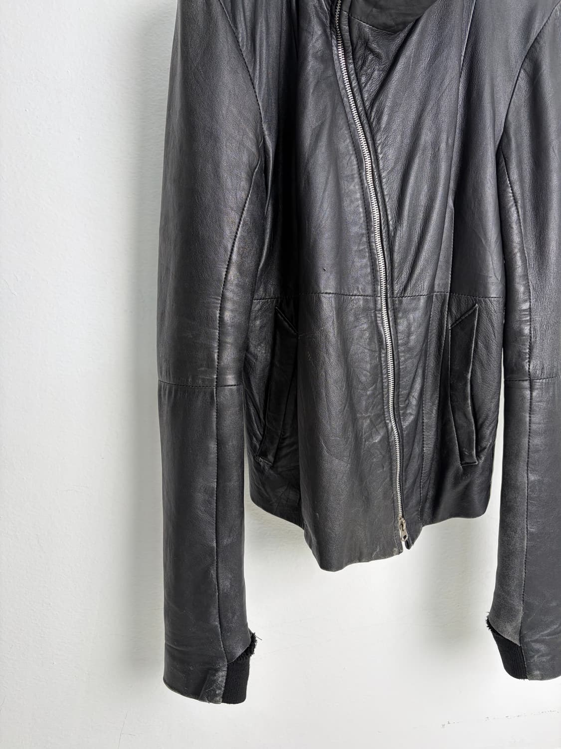 에캄 하이넥 사선 레더 자켓 상품이미지3