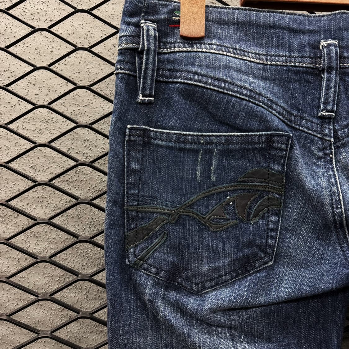 디젤 브러시 워싱 데님팬츠 디스트로이드 데미지 브랜드탭 디테일 슬림핏 상품이미지8