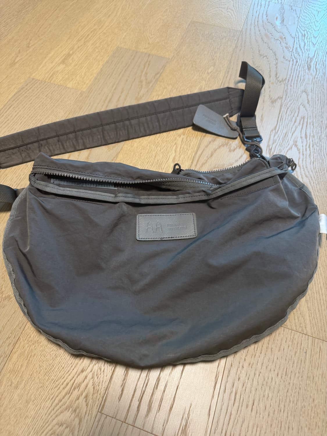 아미아칼바 바디백 그레이 상품이미지5