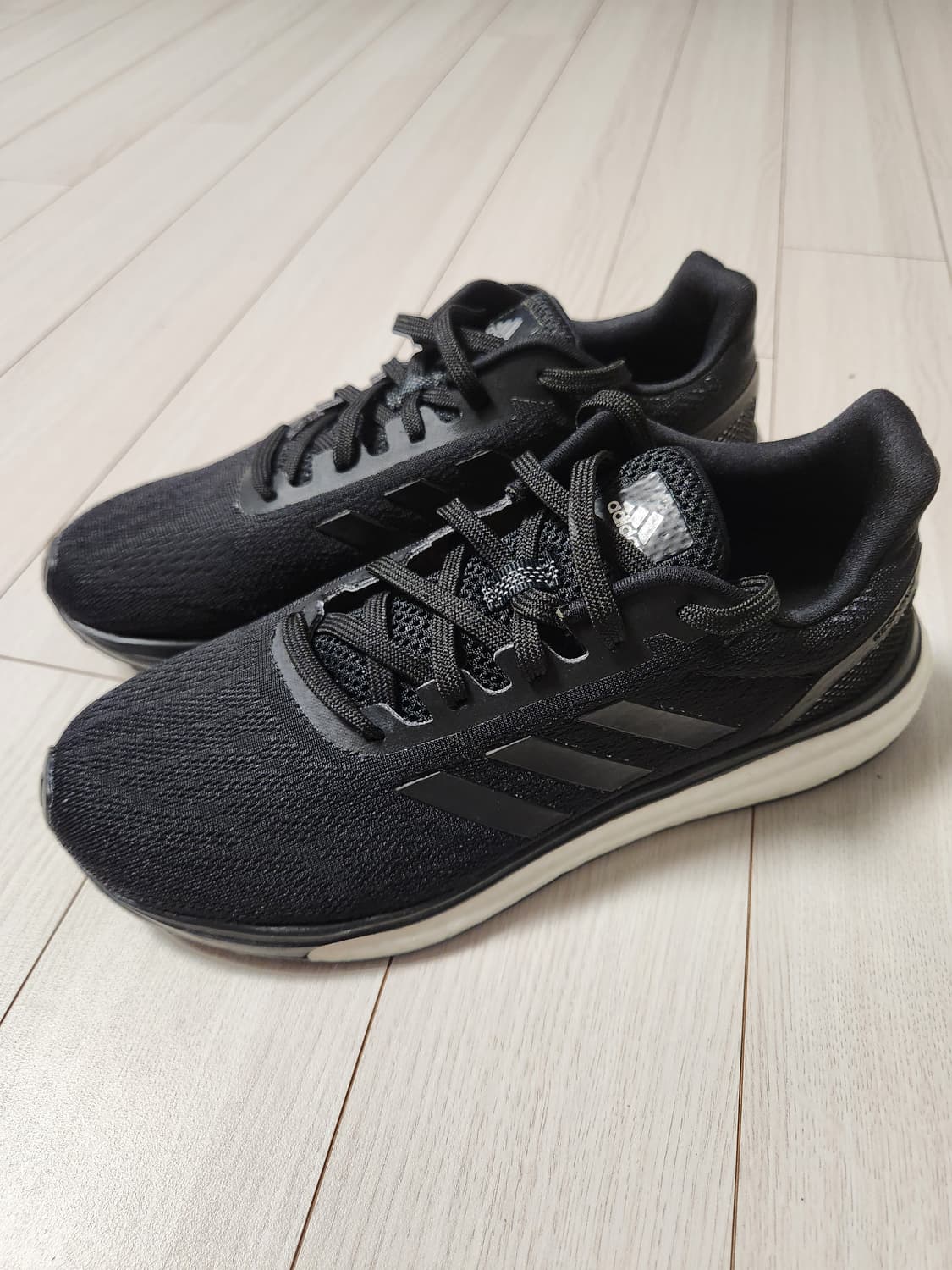 새상품급) 아디다스 운동화 리스판스 CQ0020 러닝화 사이즈240

러 상품이미지1