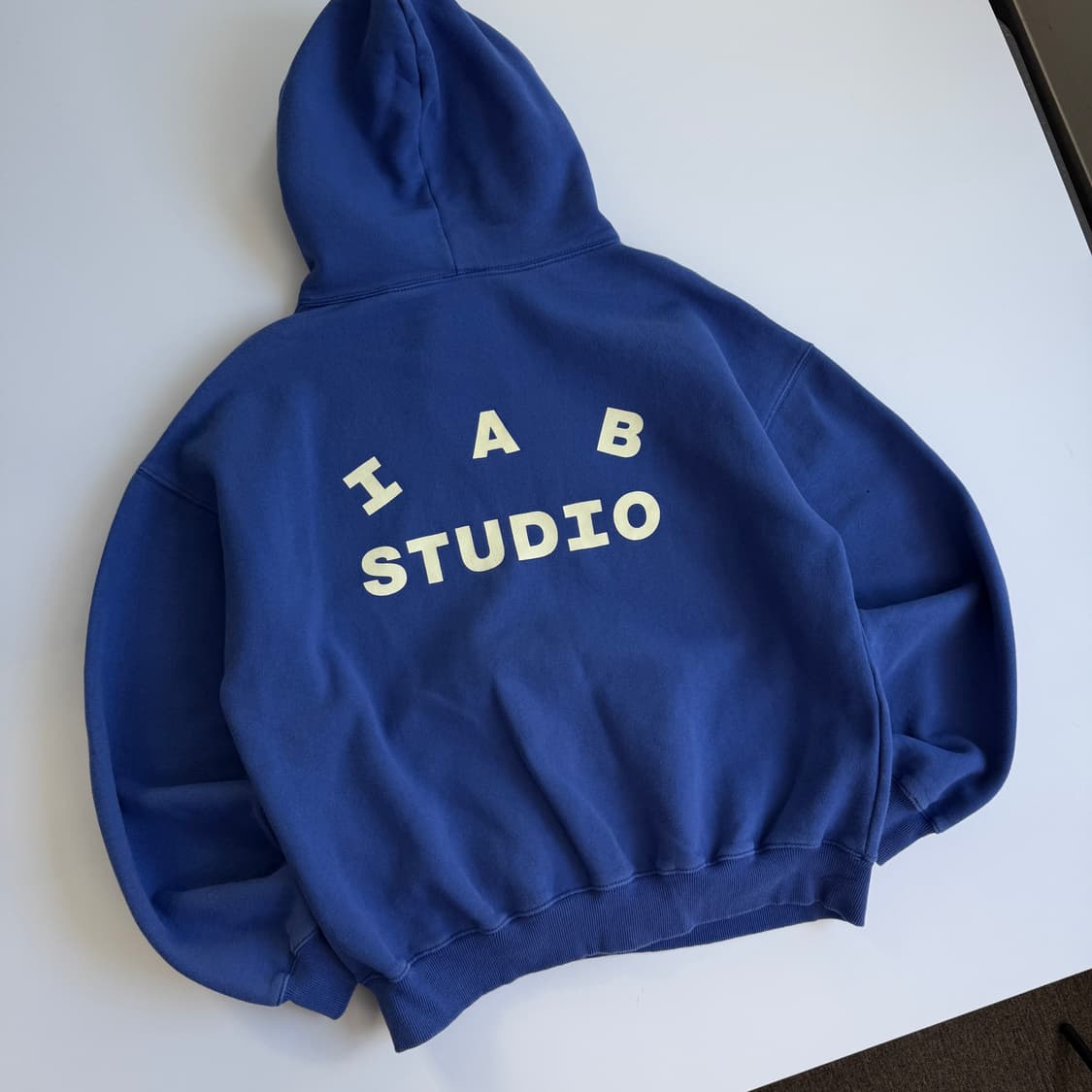 IAB studio  아이앱 스튜디오 X 호가든 코튼 블루 후드티  상품이미지3