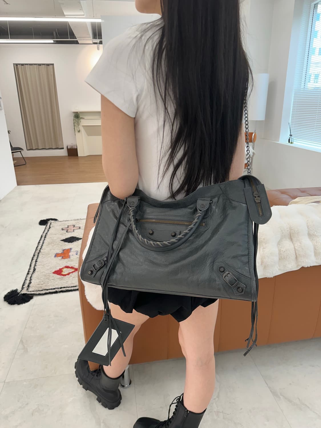 [A 정품] 발렌시아가 시티 모터백 미디움 다크그레이 상품이미지10