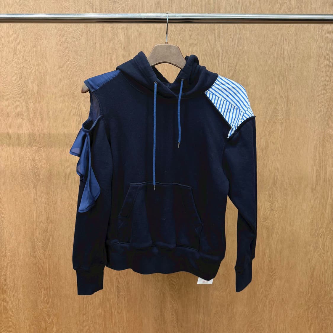 사카이 후드 티셔츠 스트라이프 패치 워크 컷아웃 러플 숄더 디테일 네이비 상품이미지2