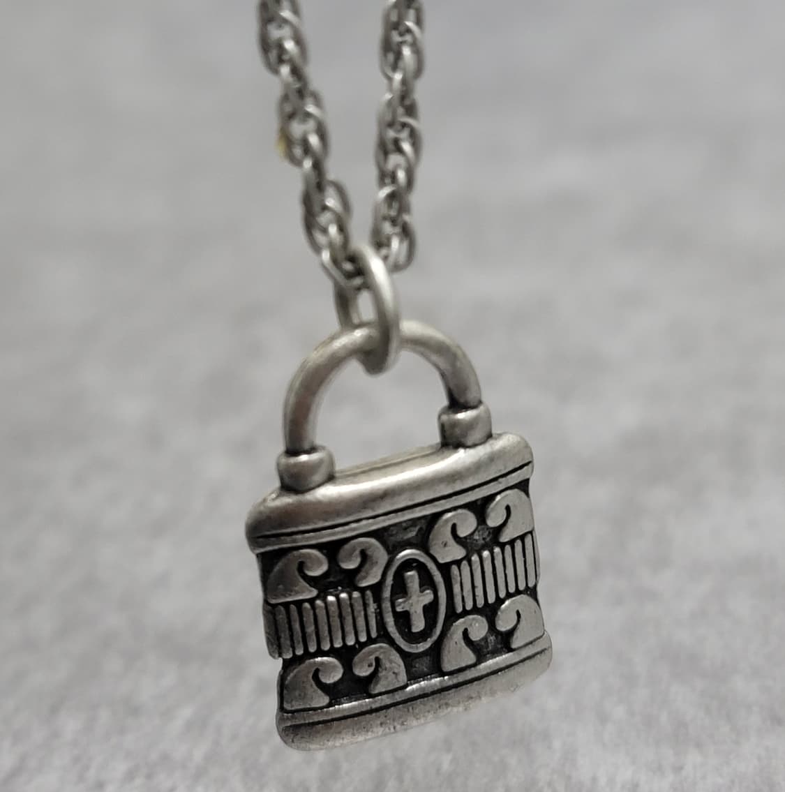 cross lock necklace 상품이미지1