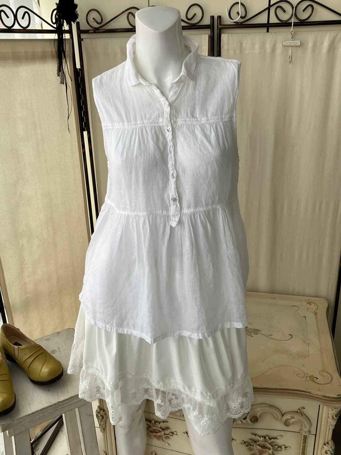 white frill sleeveless blouse 상품이미지1