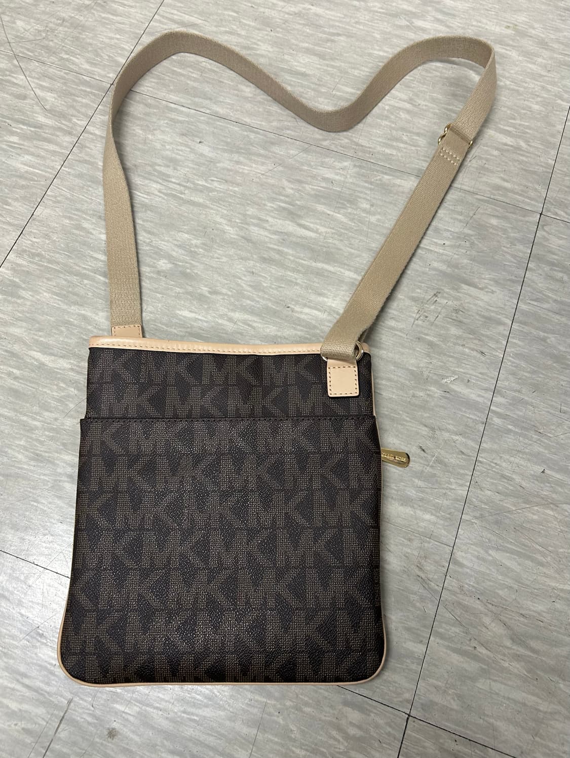 마이클코어스 로고 크로스백 브라운 상품이미지1