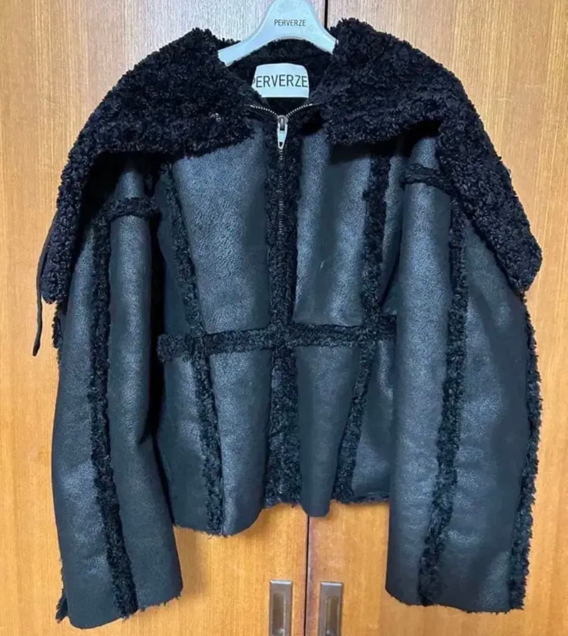 Perverze 퍼버즈 써클 하이넥 무스탕 자켓 상품이미지2