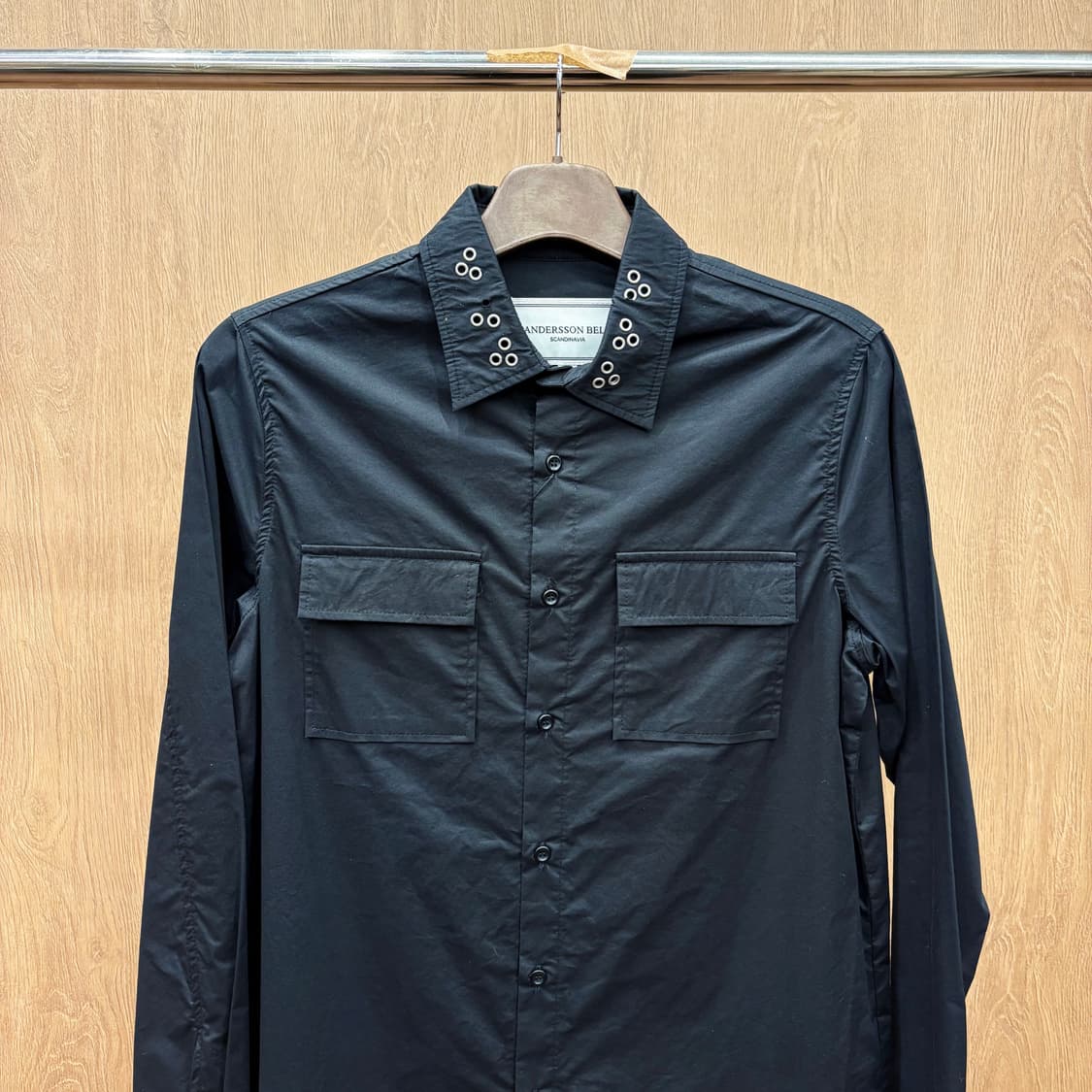 앤더슨벨 레귤러핏 코튼 긴팔 셔츠 카라 아일렛 미니멀 투포켓 디테일 블랙 상품이미지4