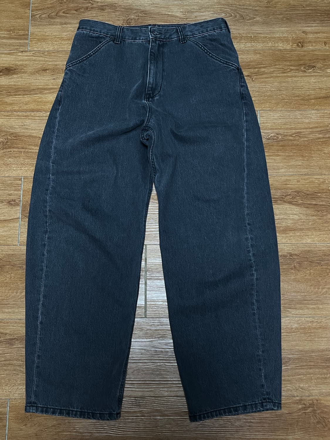 해칭룸 curved jeans washed black 상품이미지2