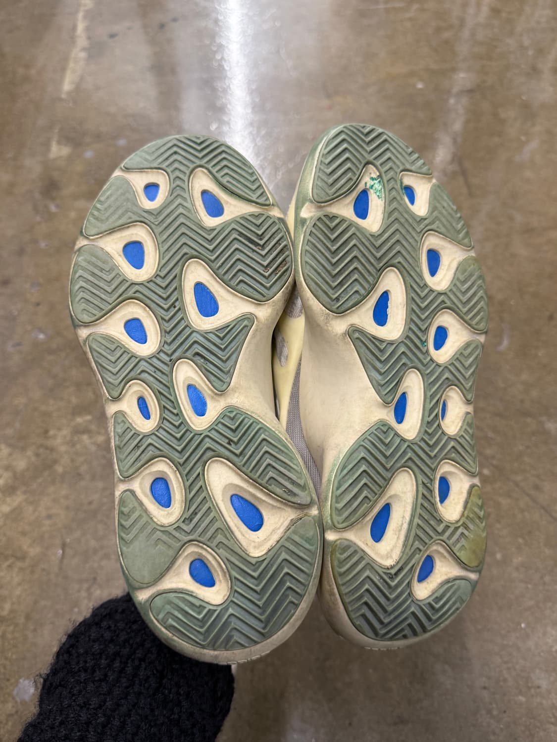 아디다스 이지부스트 700 V3 아자엘 스니커즈 260 상품이미지6