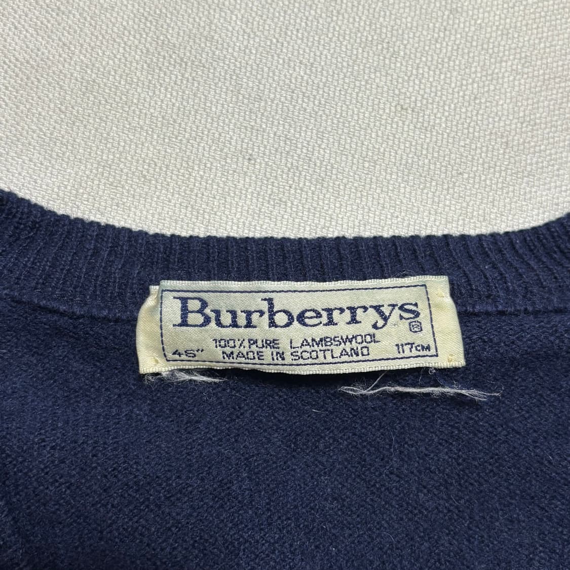 4S 버버리 아가일 네이비 브이넥 니트 상품이미지4