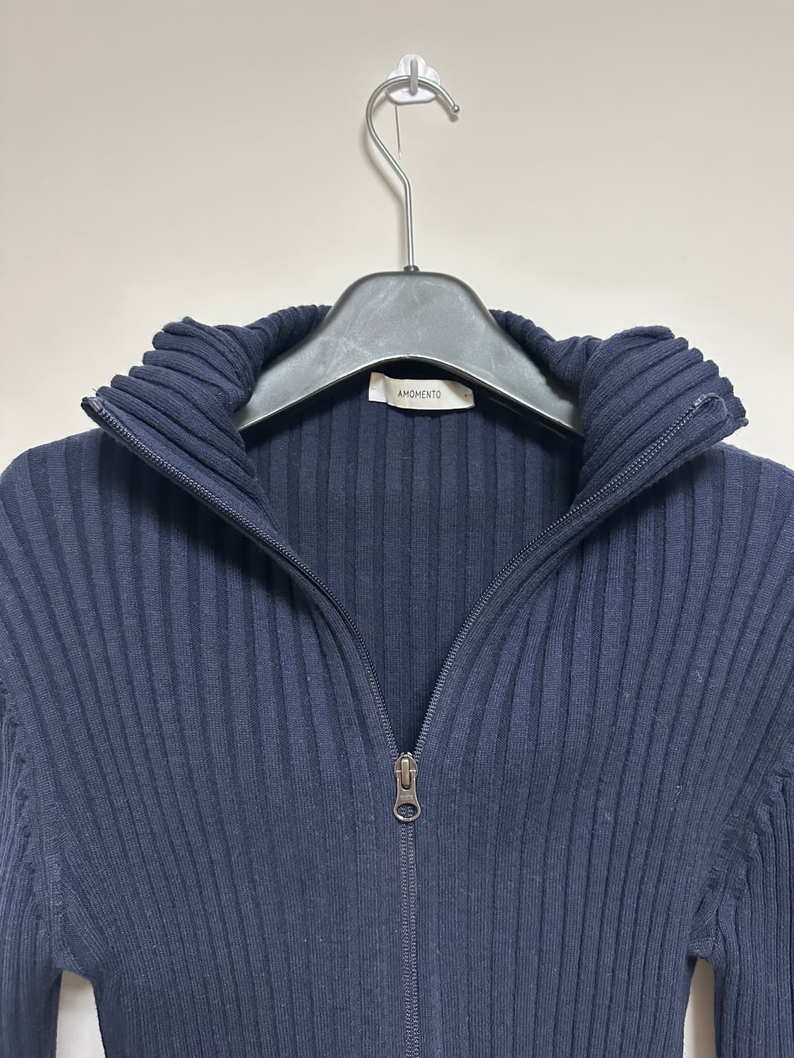 아모멘토 하이넥  립 니트집업 네이비 상품이미지5