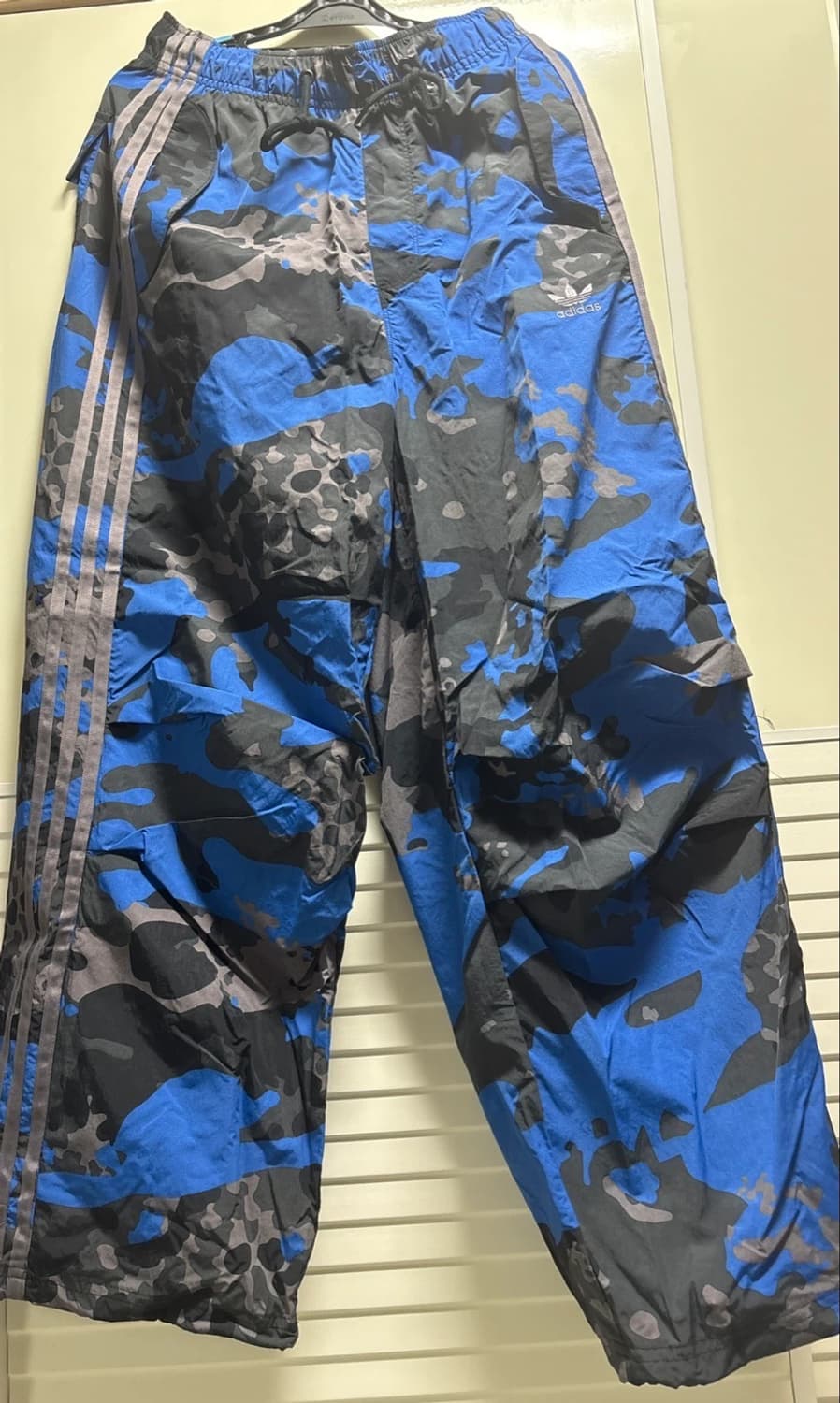 착샷) 아디다스 카모 파라슈트 팬츠 상품이미지3
