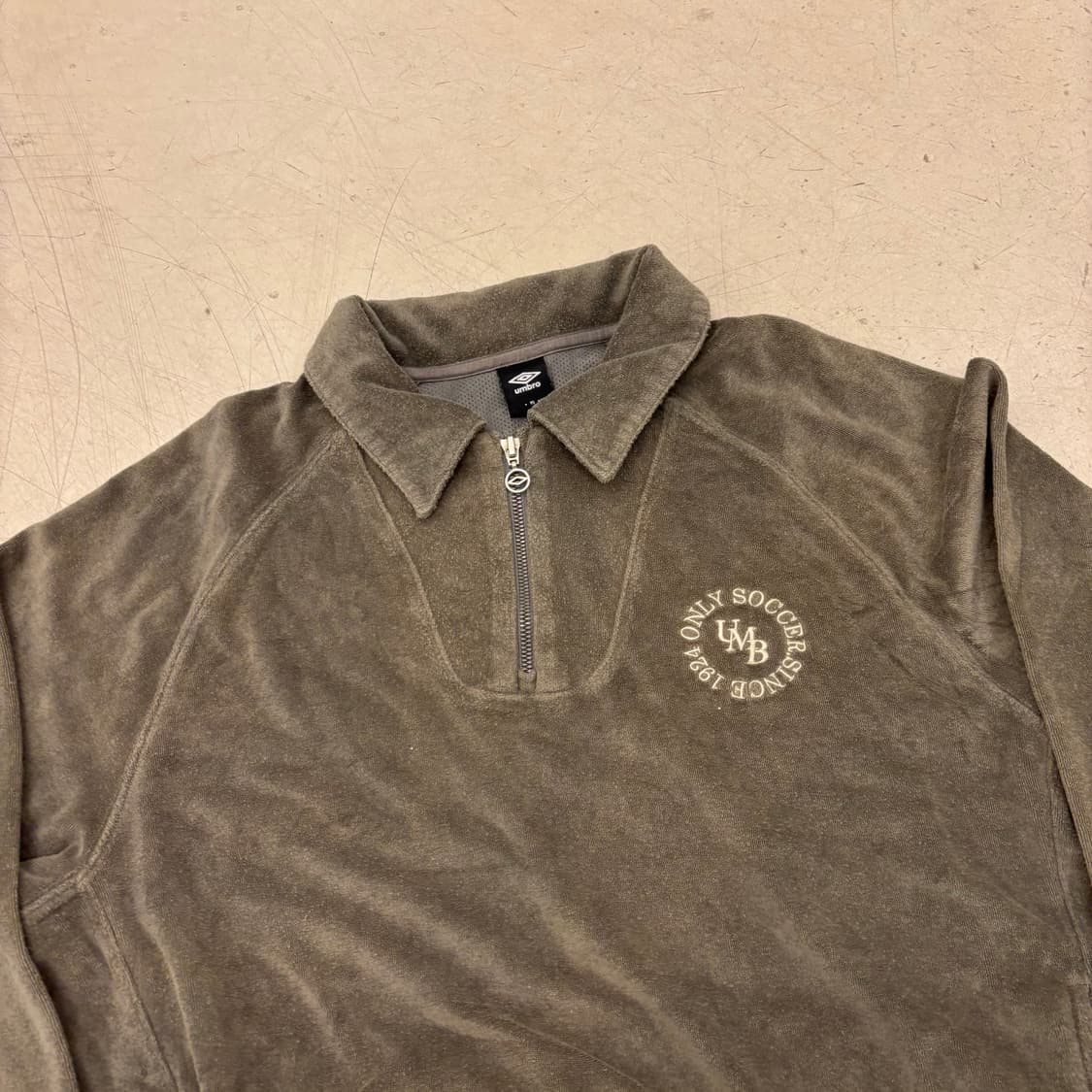 엄브로 벨루어 스몰로고 반집업 맨투맨 상품이미지2