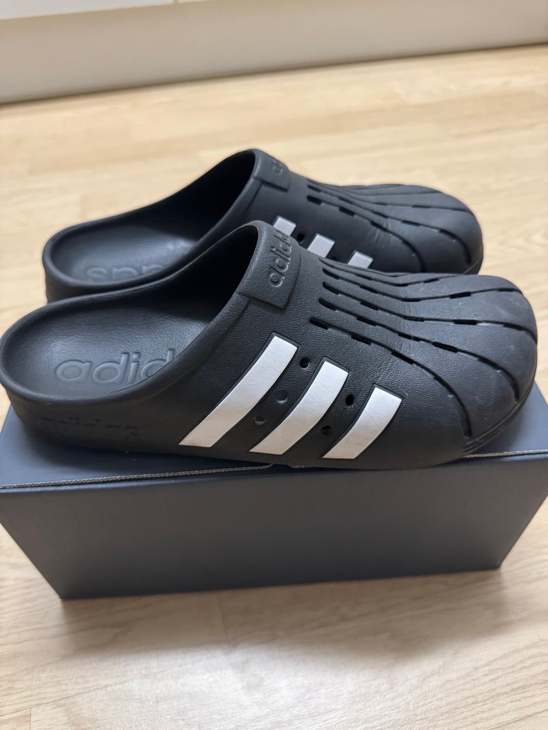 아디다스 아딜렛 클로그 블랙 화이트 상품이미지1