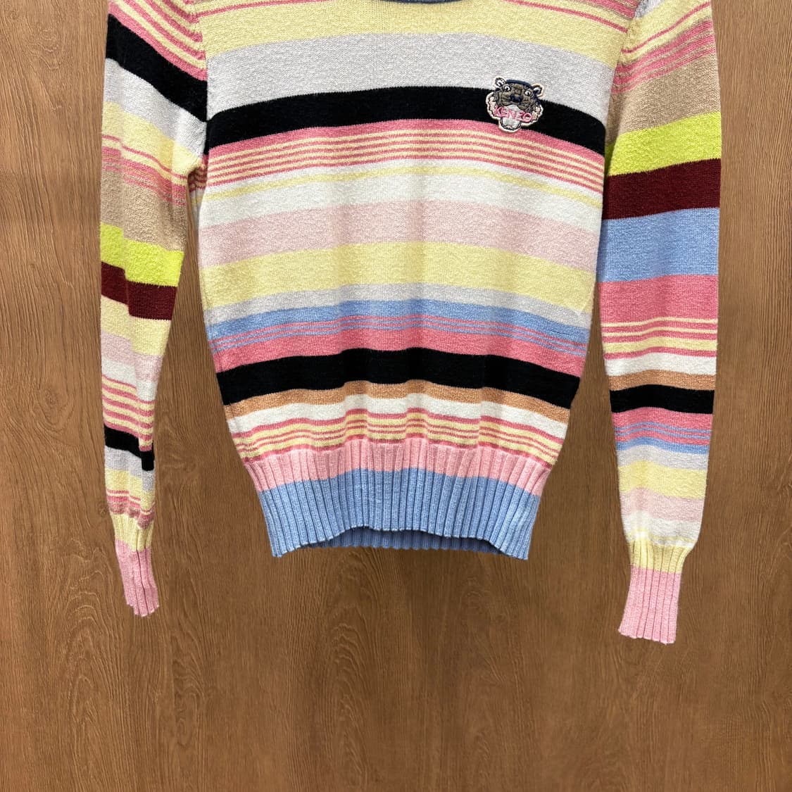 겐조 라운드넥 긴팔 니트 스트라이프 패턴 타이거 헤드 자수 디테일 핑크 상품이미지5