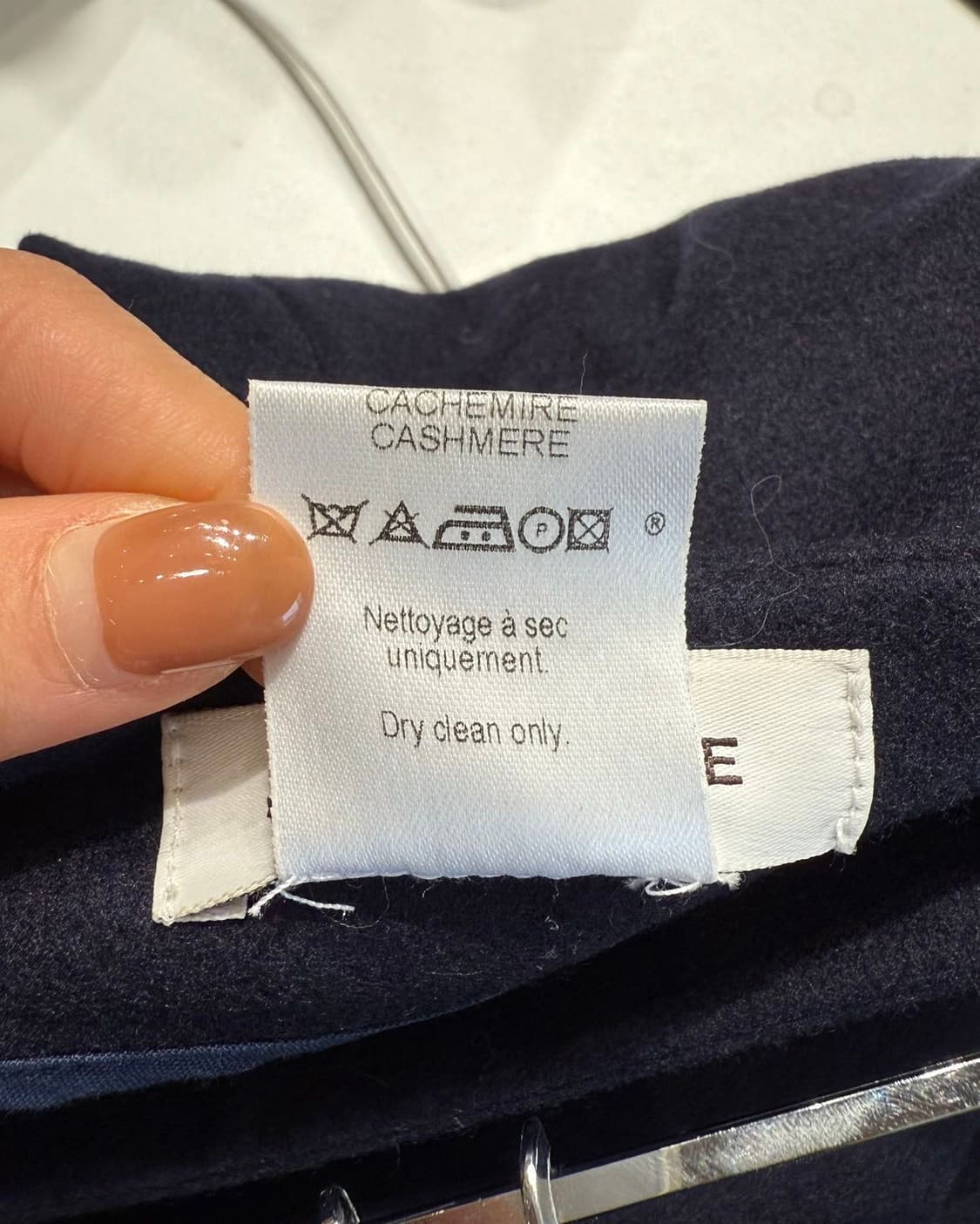 셀린느 네이비 골드 버튼 미디스커트  상품이미지9