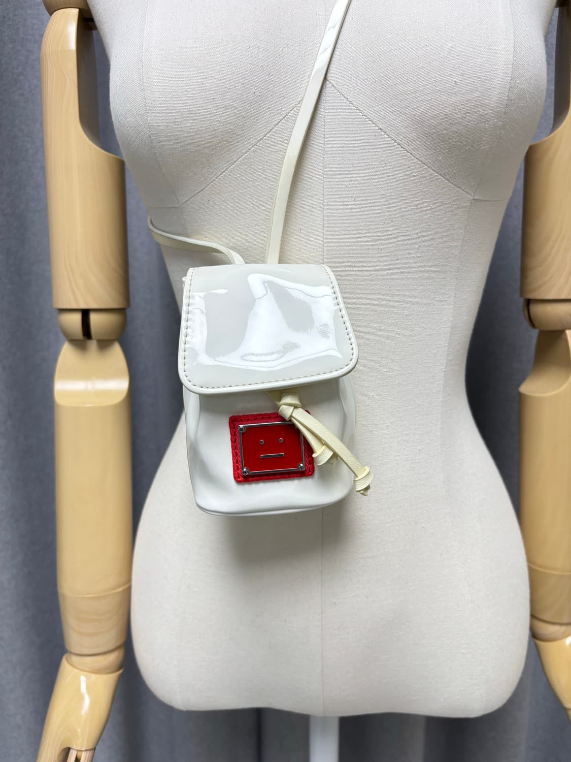 아크네스튜디오 화이트 페이던트 스몰 솔더백    상품이미지1