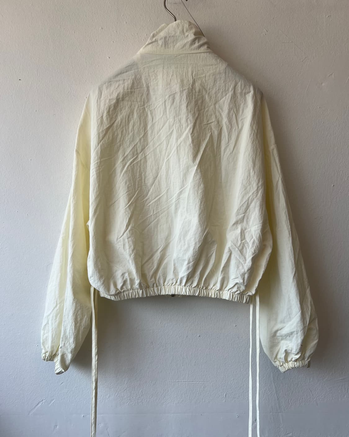 3.3필드트립 여성 크림아이보리 바람막이점퍼 셔링크롭자켓 상품이미지3