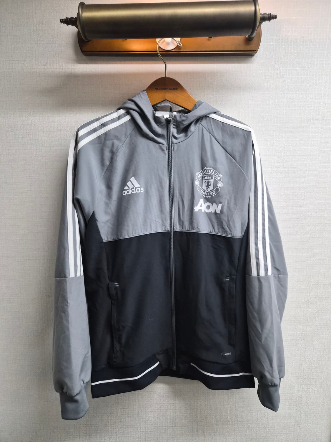 105) 아디다스 17-18시즌 맨유 AON 바람막이 팝니다 상품이미지1
