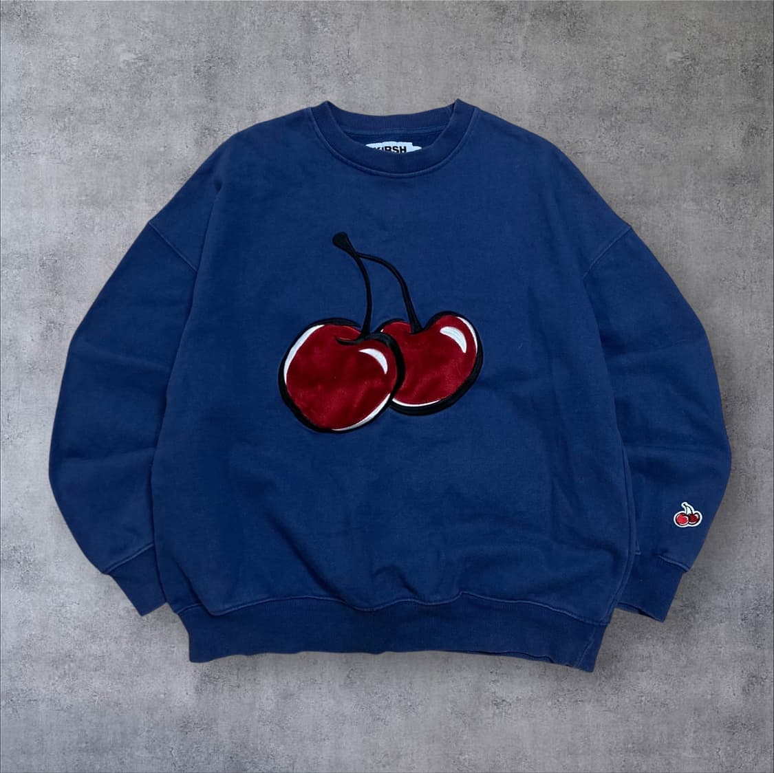 키르시 체리 빅로고 블루 맨투맨 상품이미지1