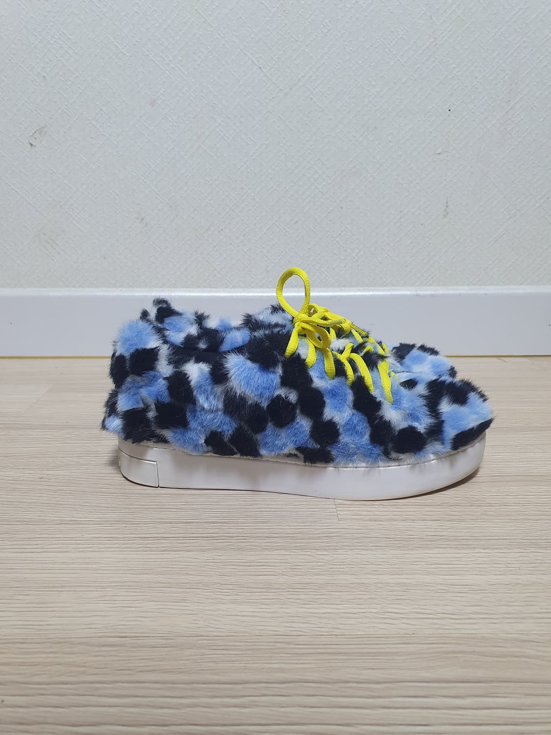 슈콤마보니 털 스니커즈 245 상품이미지1