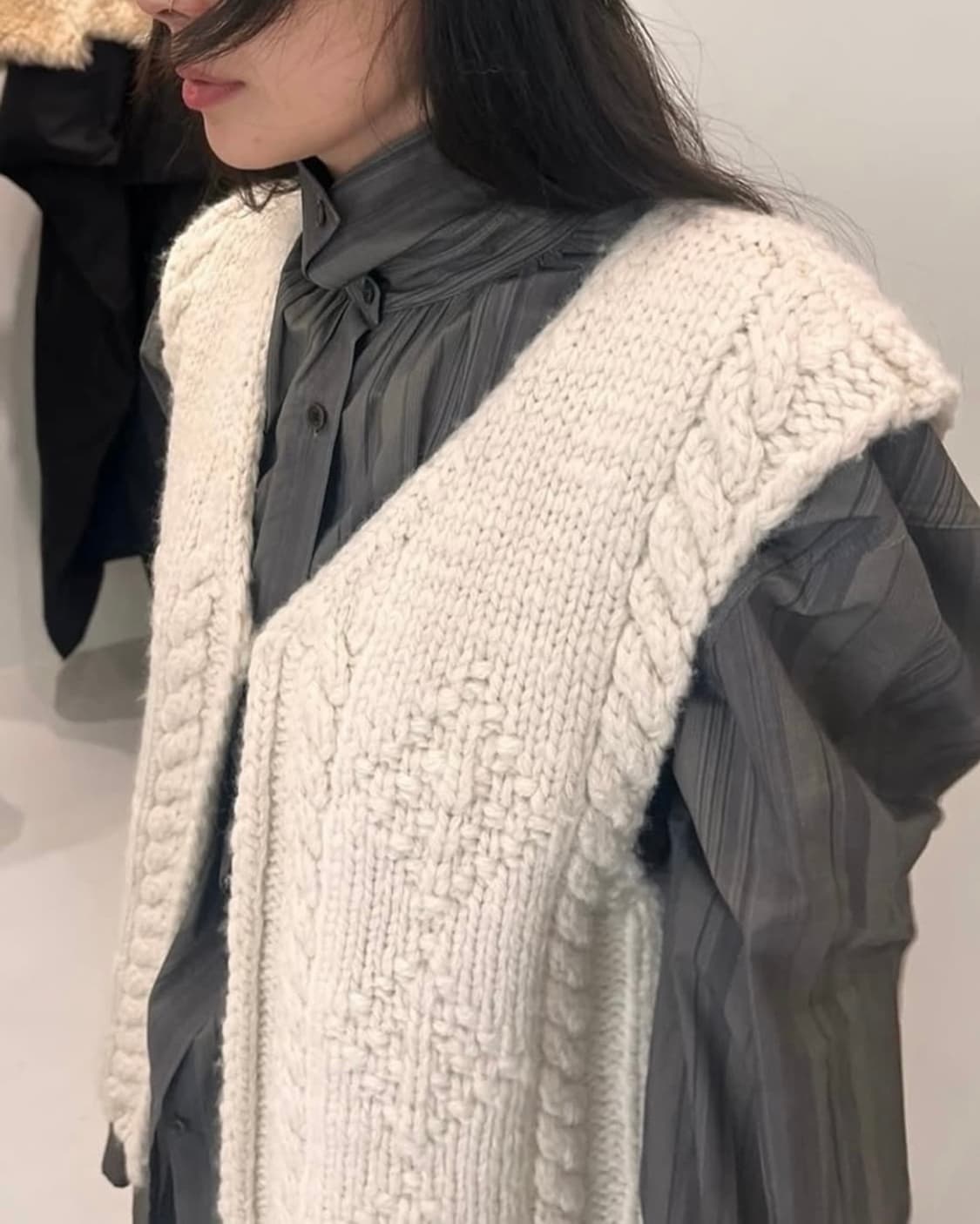 아모멘토 24fw 넥 셔링 스트라이프 오버사이즈 셔츠 상품이미지4