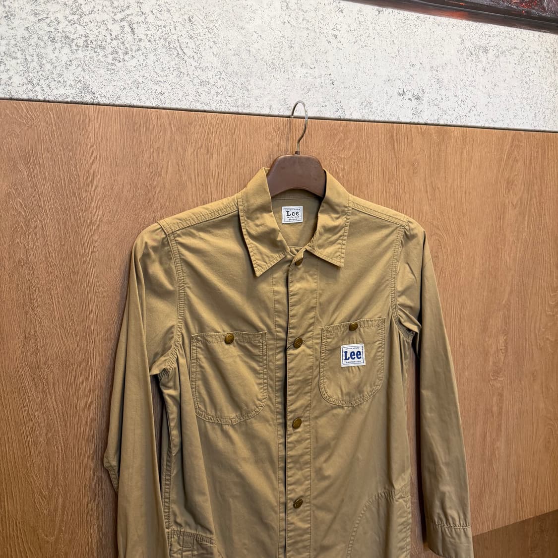 Lee 워크 롱 셔츠 자켓 로고 패치 사이드 포켓 디테일 베이지 상품이미지3