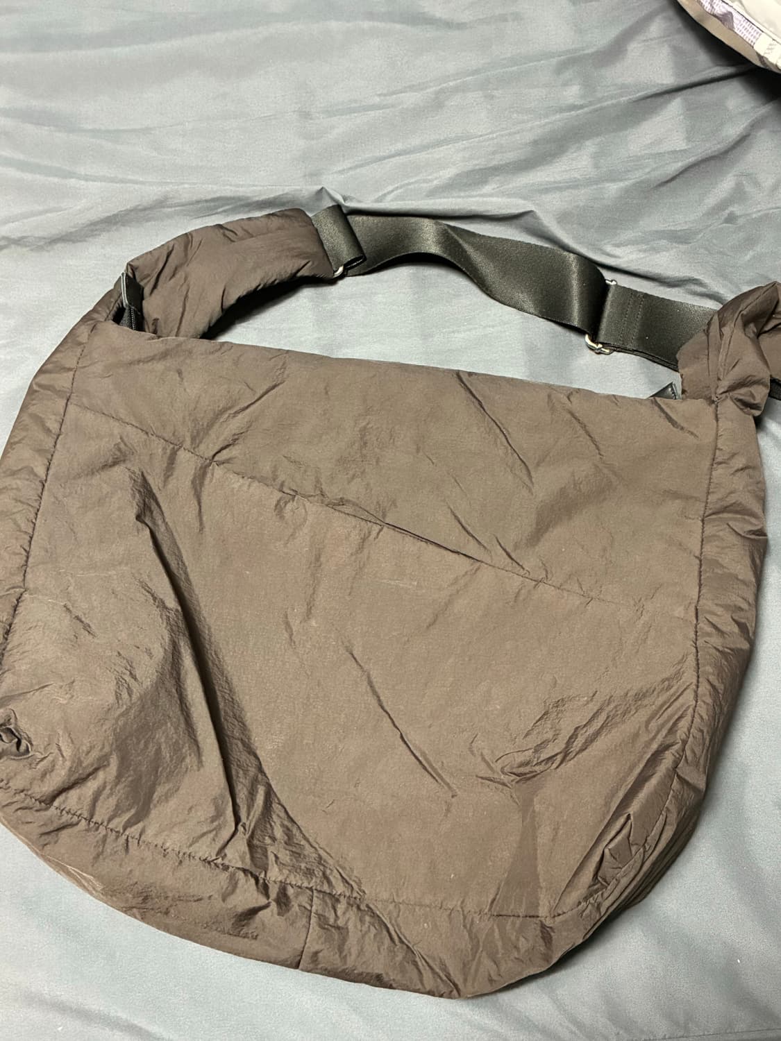 해칭룸 브라운 패디드 백 상품이미지2