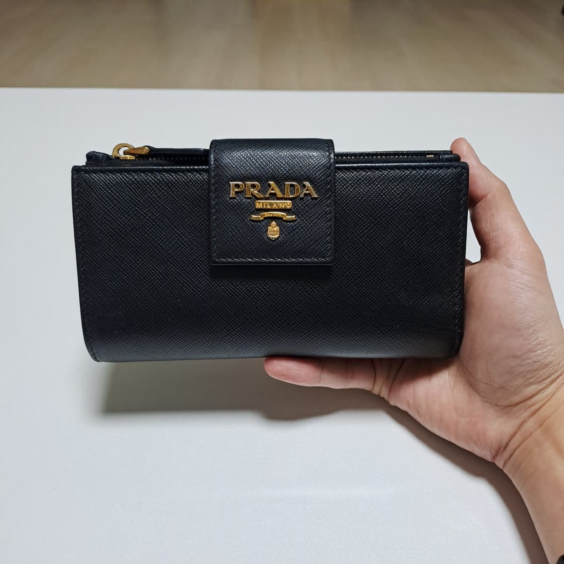 [100%/정품] 프라다 사피아노 레더 실용성 좋은 중지갑, 프라다지갑 상품이미지1