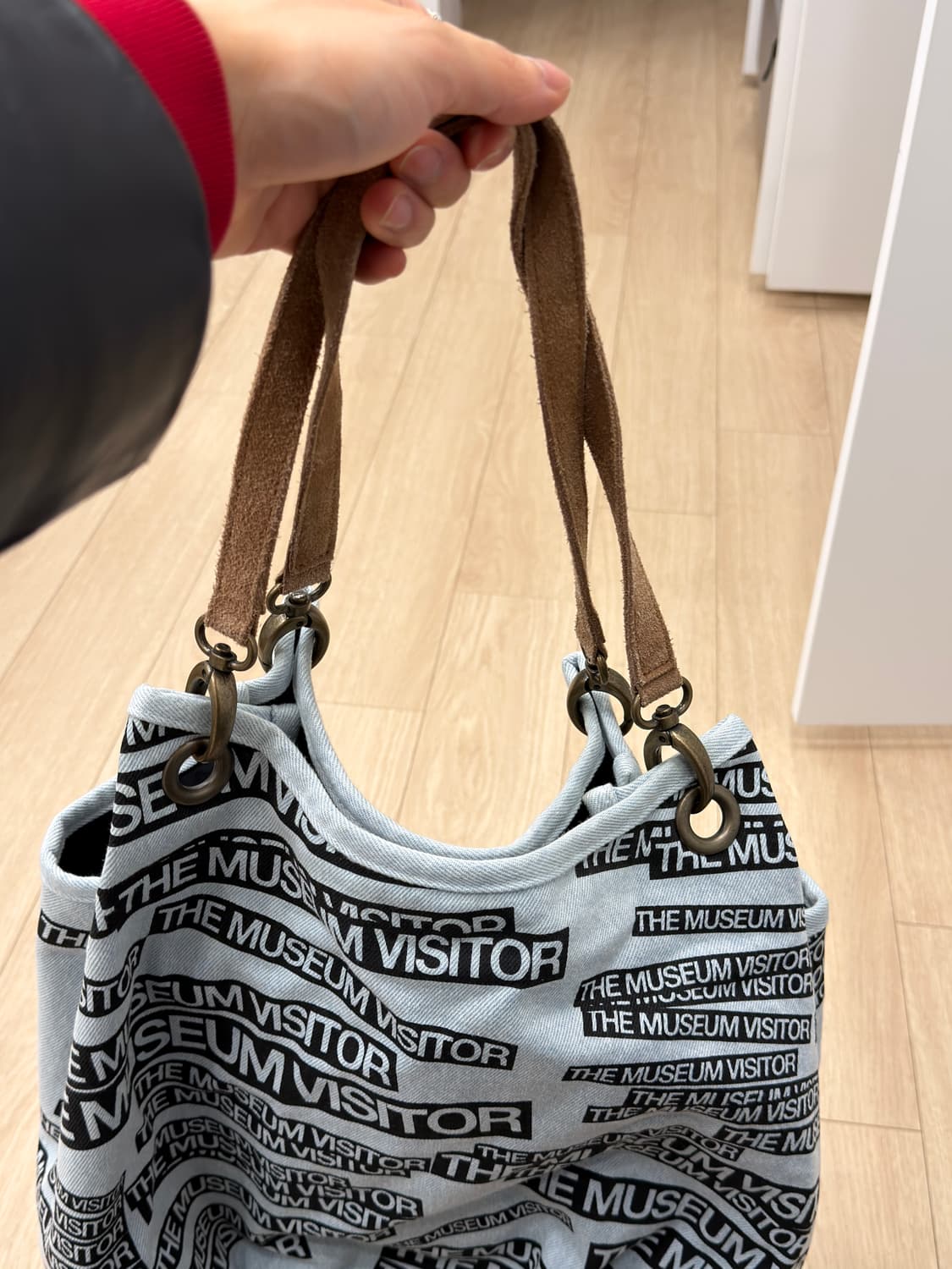 The Museum Visitor 로고 프린트 토트백 상품이미지3