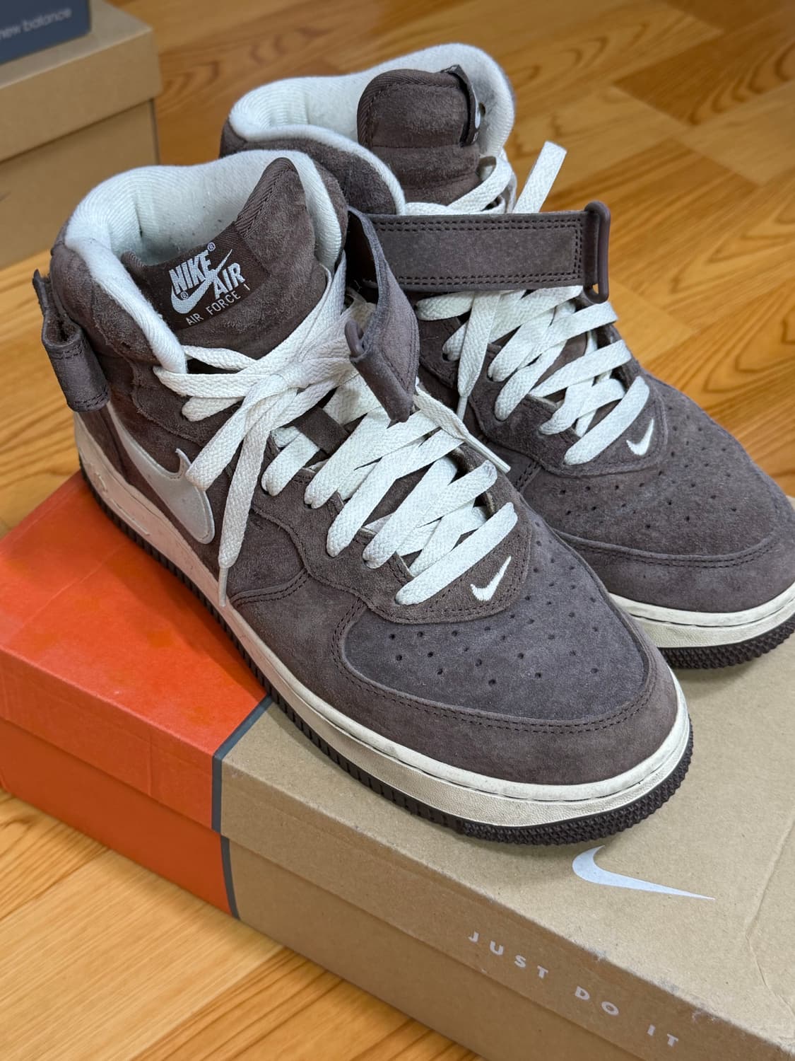 에어포스원 미드 초콜렛 (270) 상품이미지1