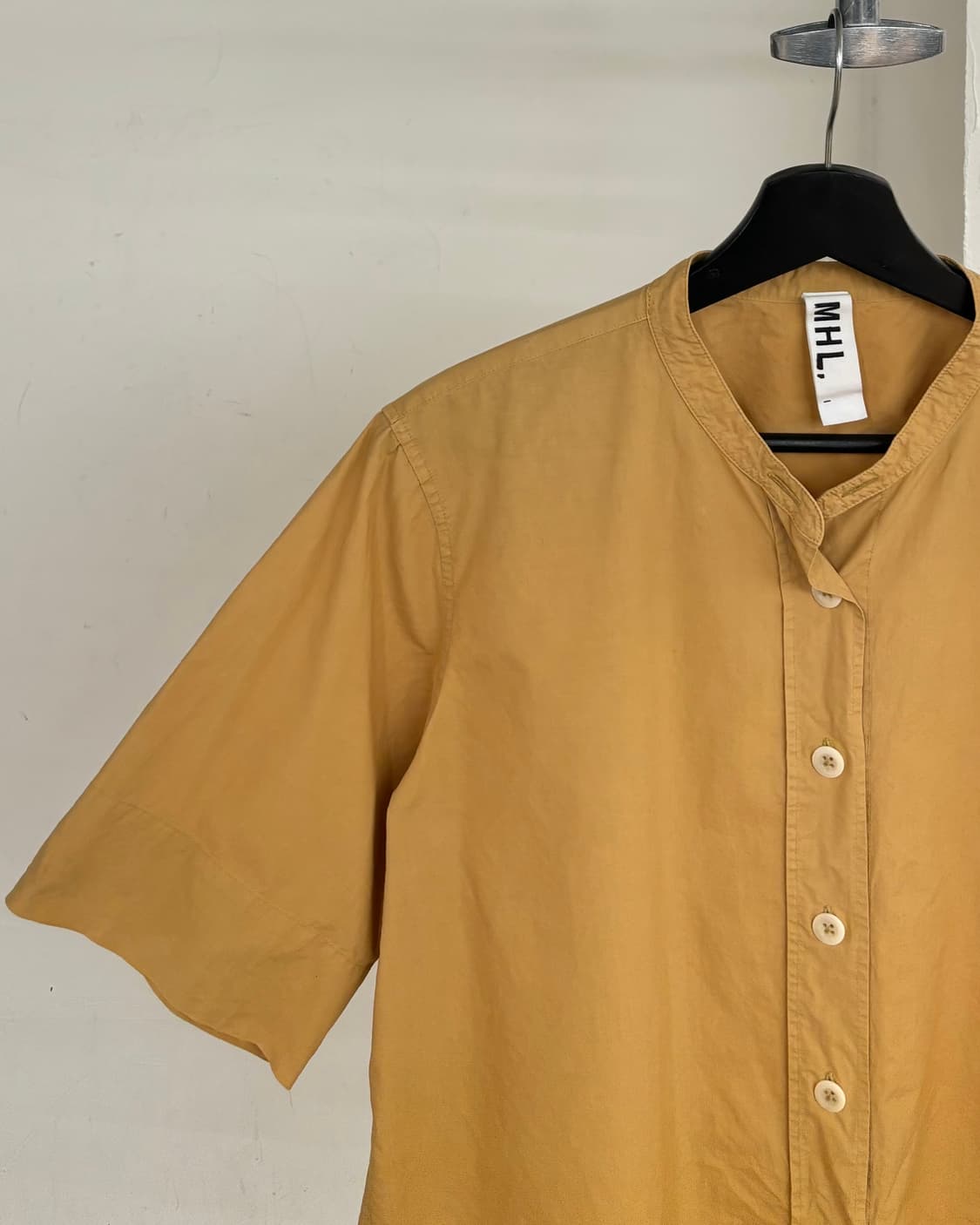 엠에이치엘 옐로우 밴드 카라 반팔 셔츠 상품이미지3