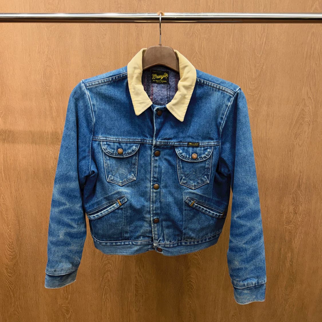 랭글러 데님 자켓 베이지 카라 배색 로고 탭 디테일 레귤러핏 블루 상품이미지2