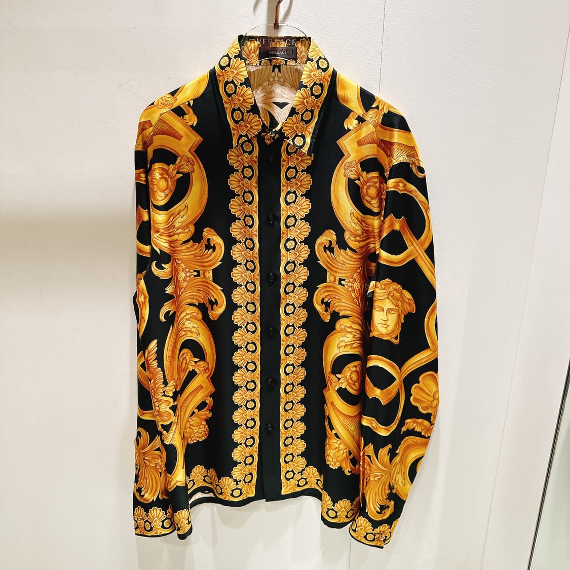 (정품/새상품) VERSACE 베르사체 남성 블랙 골드 바로크 실크 셔츠 상품이미지1